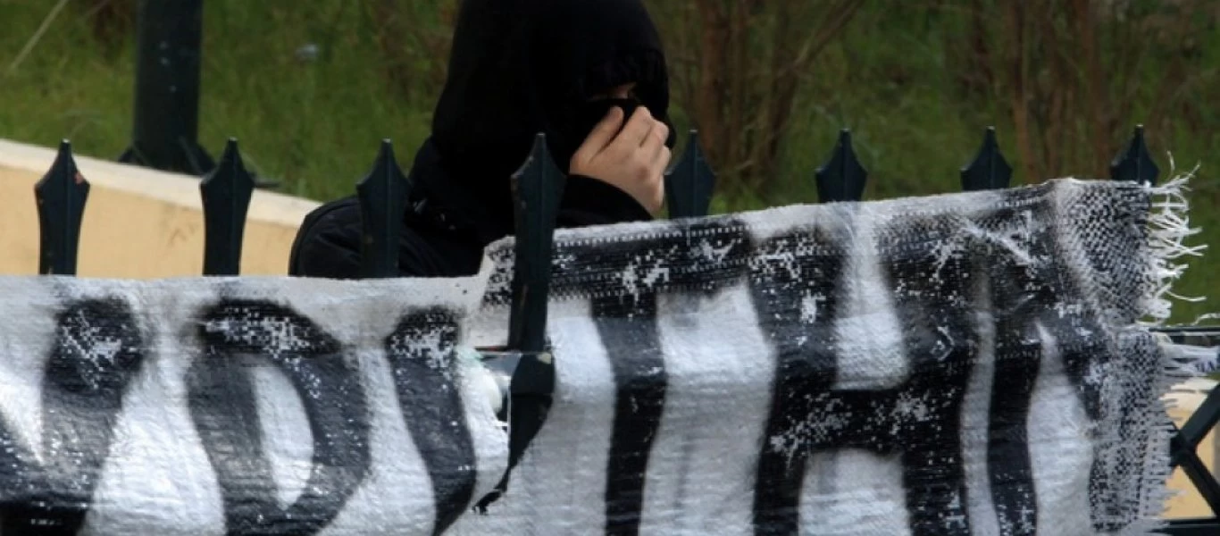 Σοκ στην ΑΣΟΕΕ: Ακροαριστεροί τραμπούκοι πέρασαν ταμπέλα στον λαιμό του πρύτανη! (φώτο)